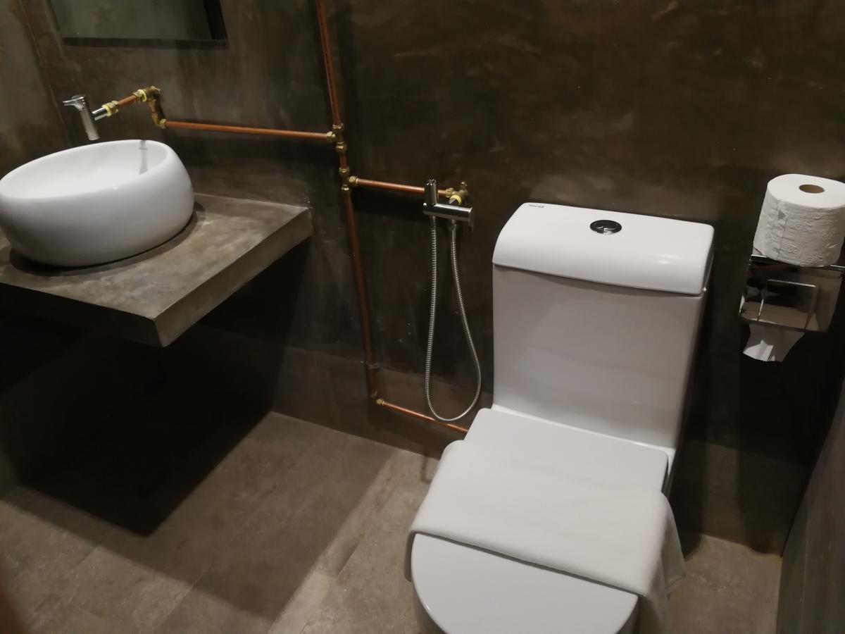 The Rise Room Kuala Terengganu Exterior foto A modern toilet