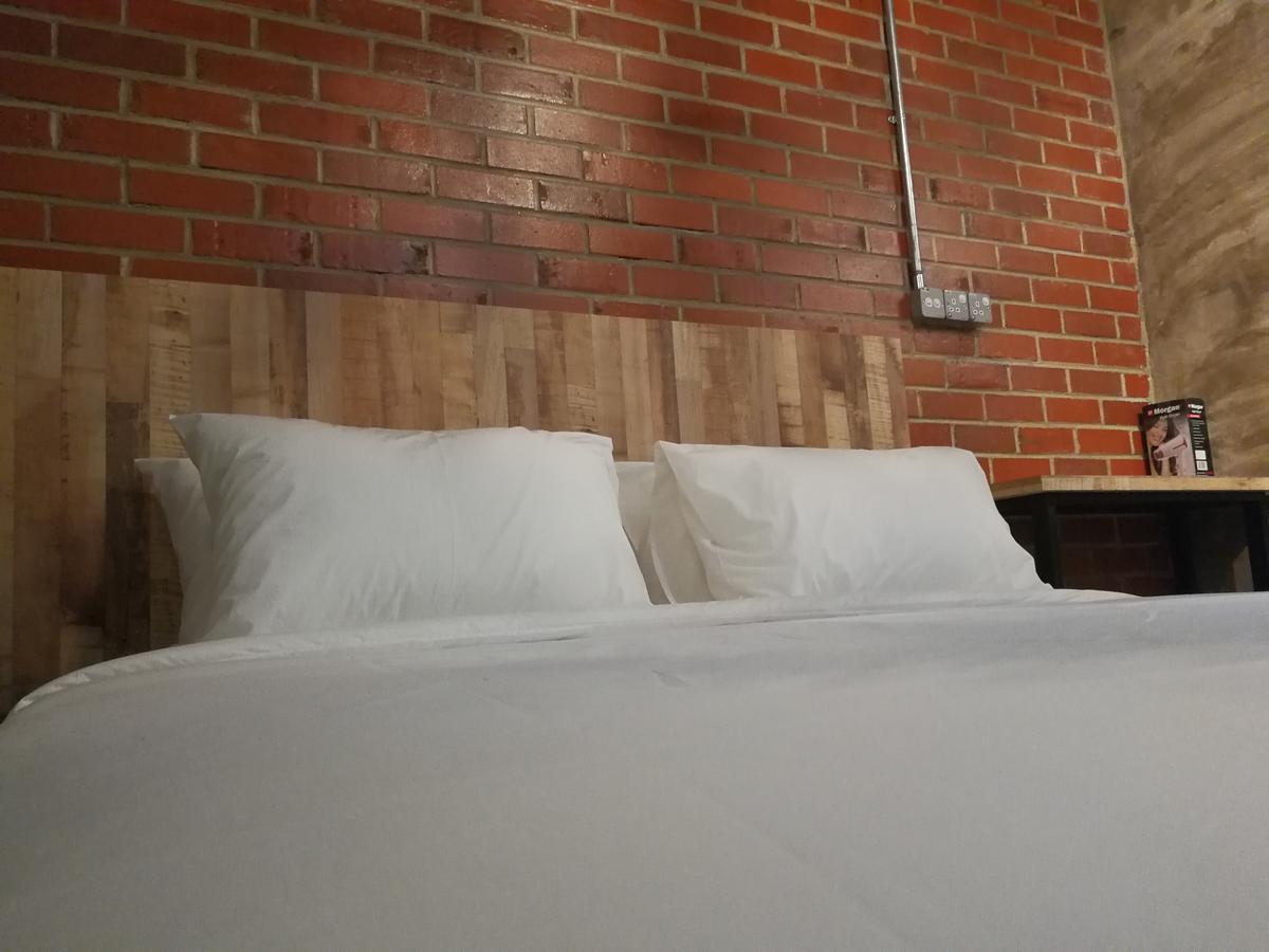 The Rise Room Kuala Terengganu Exterior foto A bed with two pillows