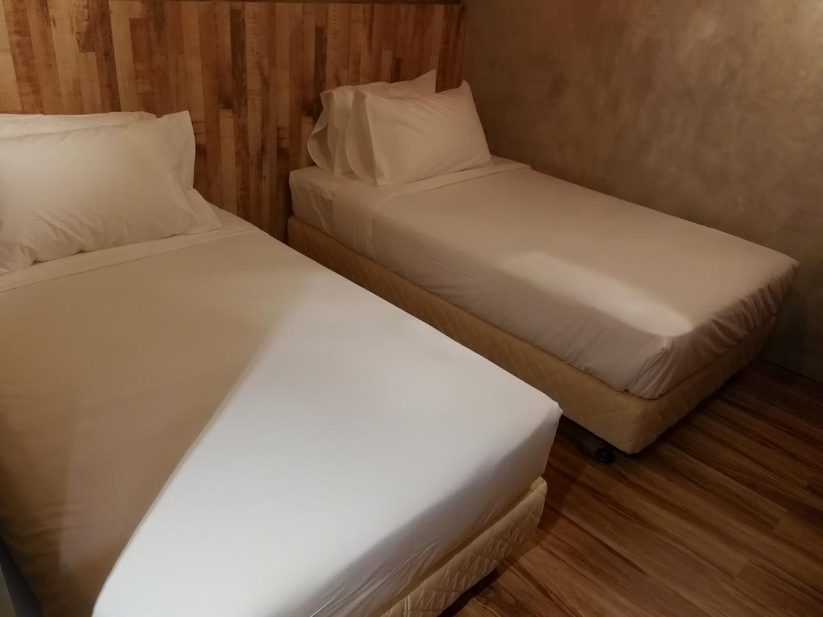 The Rise Room Kuala Terengganu Exterior foto Two single beds